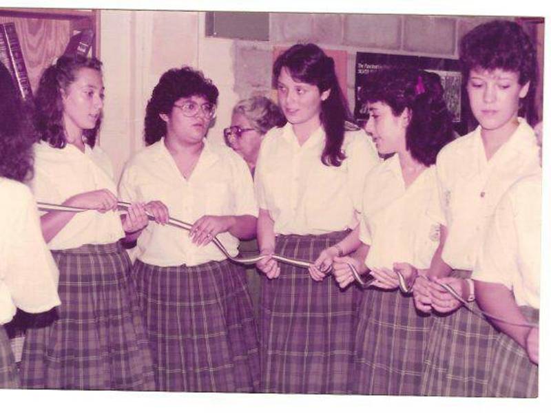 Desde niña, María Elena Bottazzi (la primera de izquierda a derecha) fue muy aplicada en sus estudios. Afirmó que estudiar le hacía muy feliz.