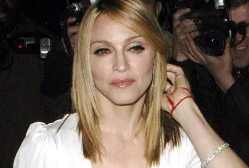 Los amuletos que siempre llevan los famosos para atraer la buena suerte