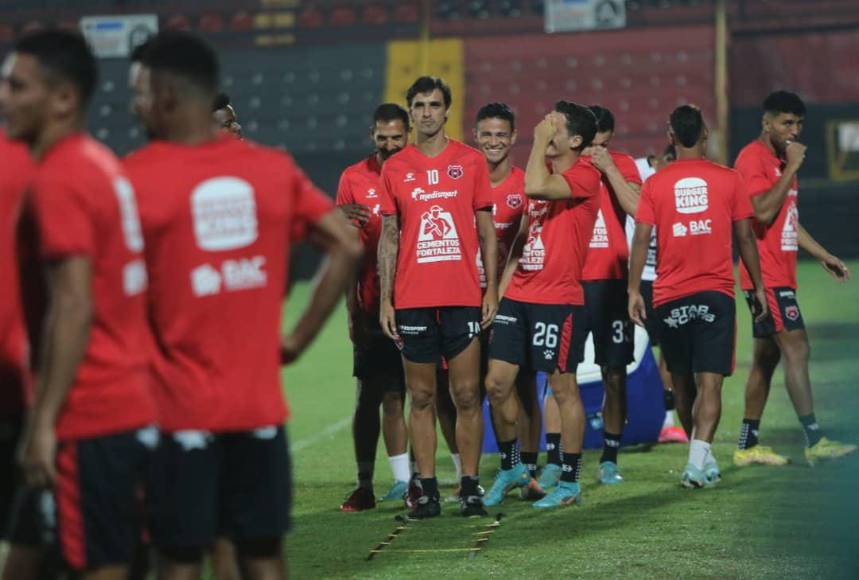 Entre sonrisas, bromas y un pasillo especial a Bryan Ruiz, así entrenó el Alajuelense
