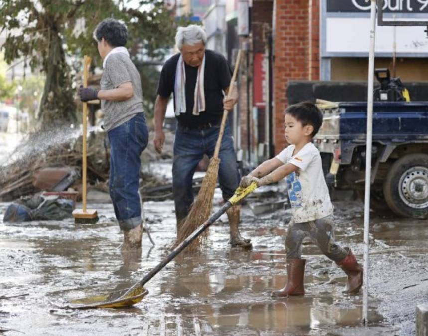 FOTOS: Muertos, desaparecidos y evacuaciones por inundaciones al sur de Japón