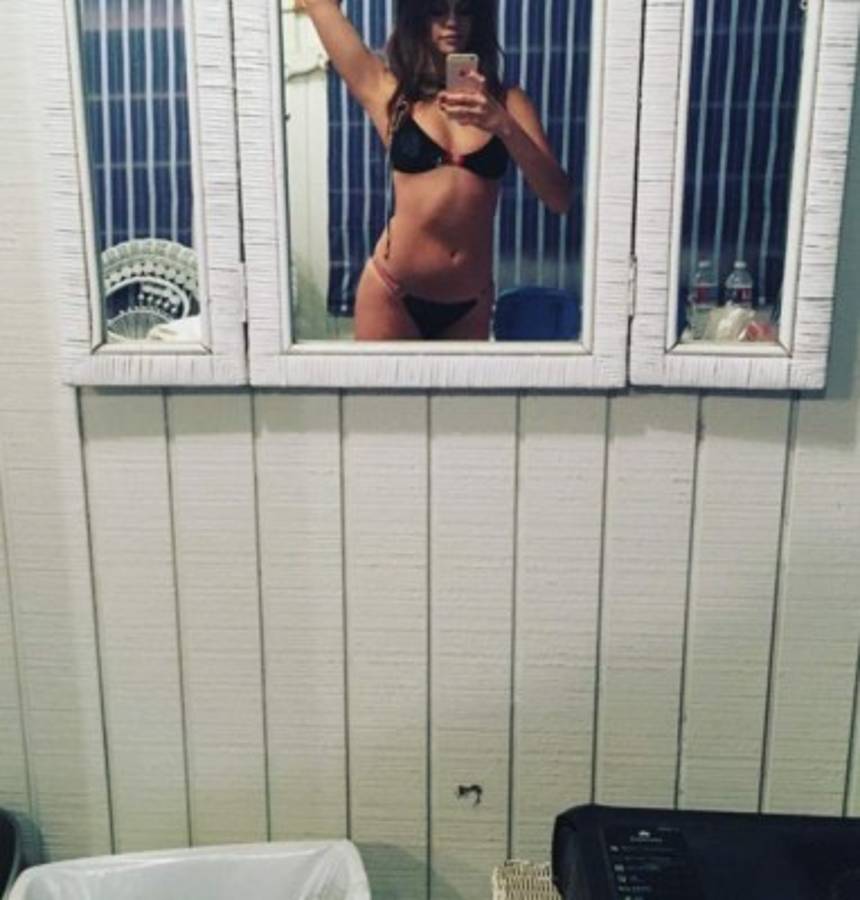 Selena Gomez muy sensual, muestra su cuerpo en bikini