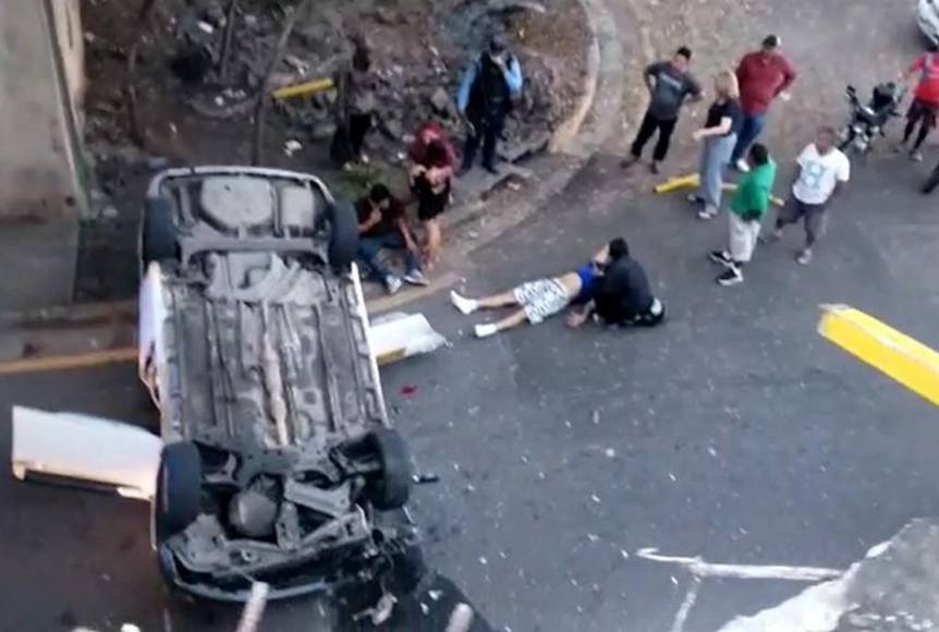 Los destrozos del taxi que “voló” desde puente en barrio Guadalupe y dejó cuatro heridos