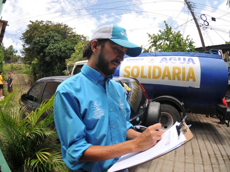 Los empleados de la UMAPS llenan un documento que, tras recibir el beneficio, los pobladores firman. Son 40 barriles de agua que caben en la pipa, pero solo garantizan el beneficio en cuatro o cinco casas. No ajusta para más.