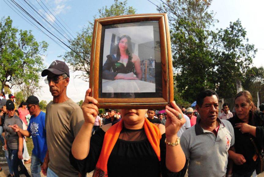 Cargando su foto, así fue la caminata para despedir a Ana Hernández