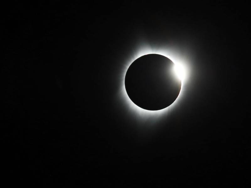 Foto del momento exacto en que la luna oculta al sol.