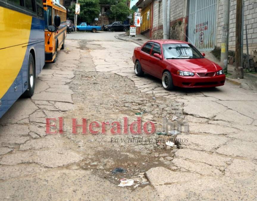 Baches, hoyos y hundimientos en la olvidada Comayagüela (Fotos)