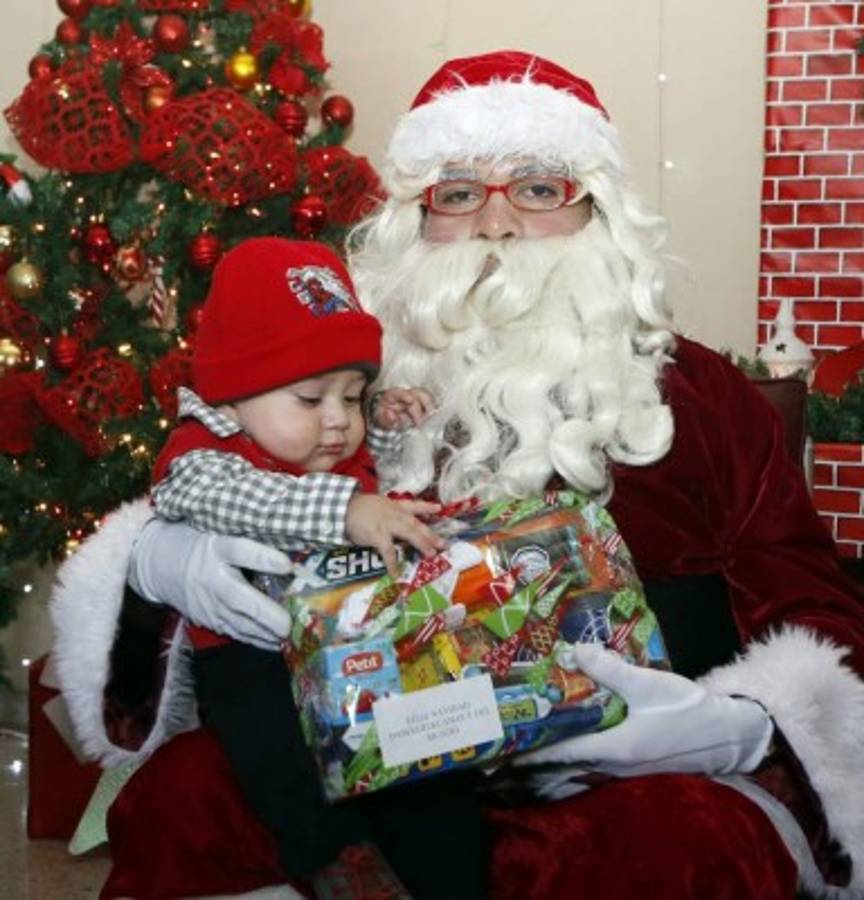 Santa cierra la Navidad con regalos paras sus nietecitos