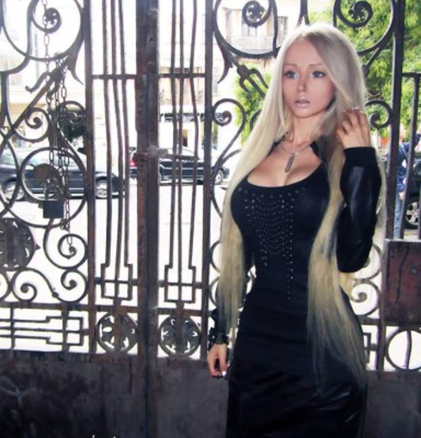 'Barbie humana' asusta a seguidores filmándose de forma extraña