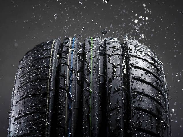 Otro punto a considerar sobre los neumáticos en buen estado, es que bajo condiciones de lluvia pueden llegar a expulsar hasta 30 litros de agua por segundo a una velocidad de 100 km/h.