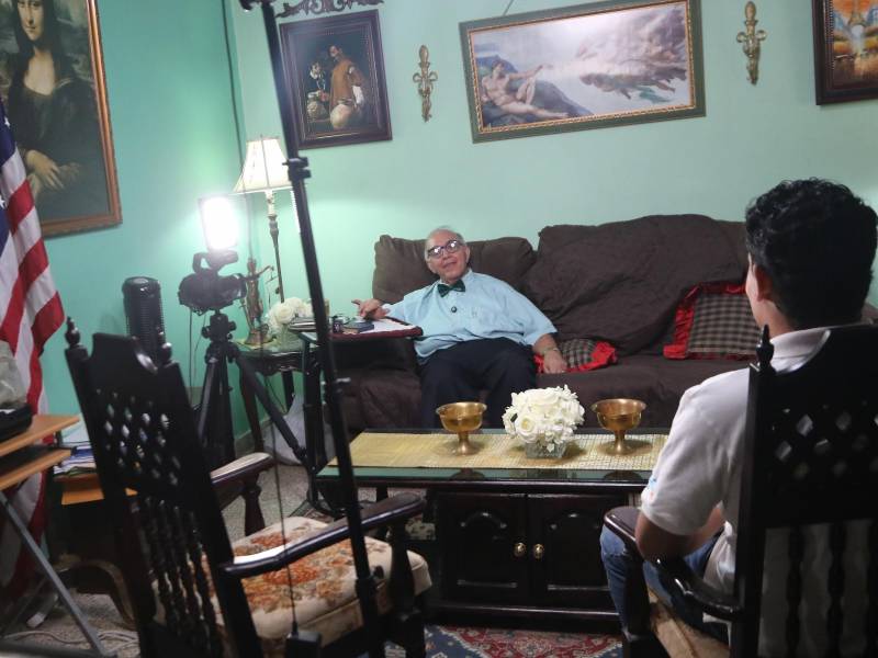 Una mañana de café, memorias y reflexiones con el Dr. Denis Castro quién abrió los espacios de su hogar para una enriquecedora e íntima entrevista de personalidad con los reporteros de la revista <i>Tic Tac</i>.