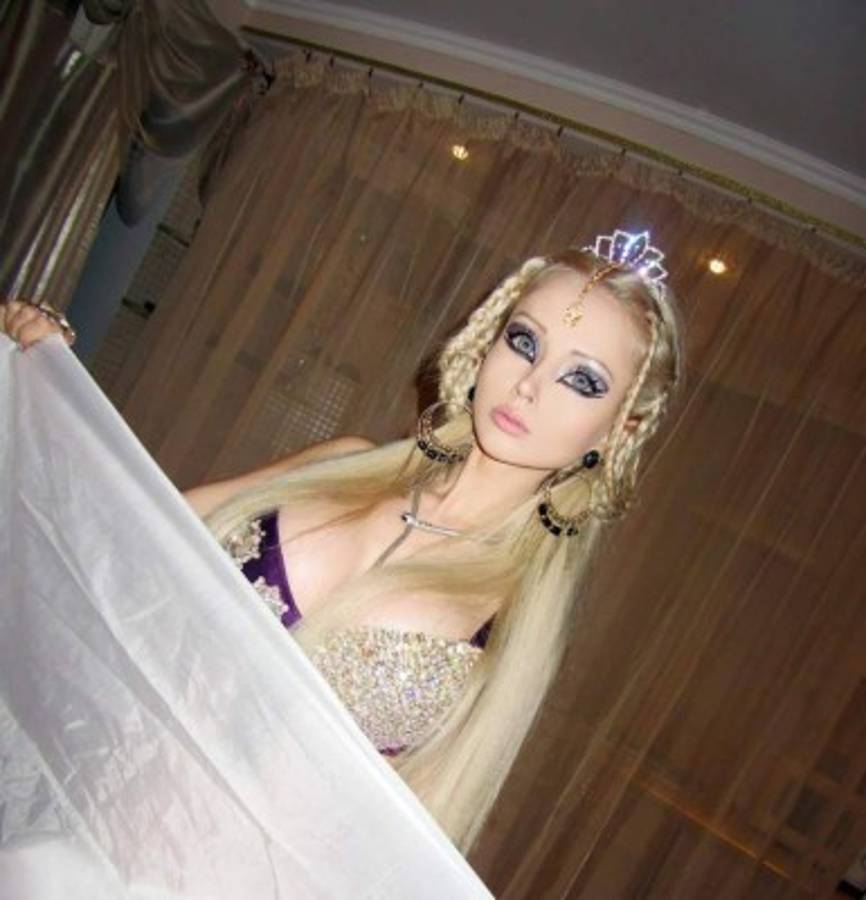 'Barbie humana' asusta a seguidores filmándose de forma extraña