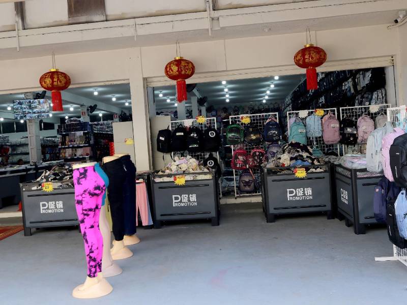 En Comayagüela hay negocios con productos variados, pero los de ropa son los más cotizados. Afuera de los comercios colocan estantes con rebajas.