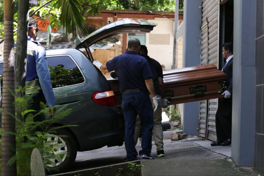 Ataúdes sellados, luto y consternación: así fue el retiro de los cadáveres de los jóvenes asesinados tras mudanza