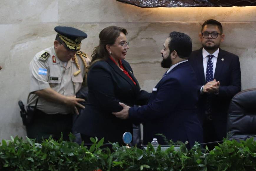 Saludo entre Matheu y Xiomara y presencia de Rixi: figuras políticas asistieron a instalación de tercera legislatura en el CN