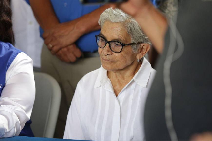 Con rostros tristes y desencajados, familia de JOH sale de conferencia tras sentencia