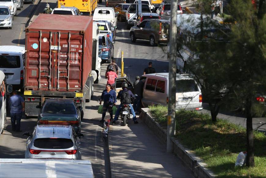 Tráfico infernal en la salida al sur de la capital por bacheos