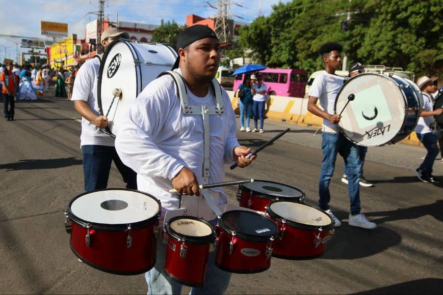 Música, colorido y fervor: escuelas ponen ambiente durante desfiles en las calles de Tegucigalpa