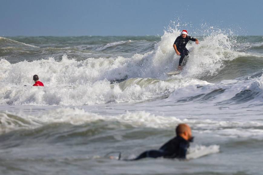 ¡Santas al agua! La tradicional obra que se lleva a cabo en Florida