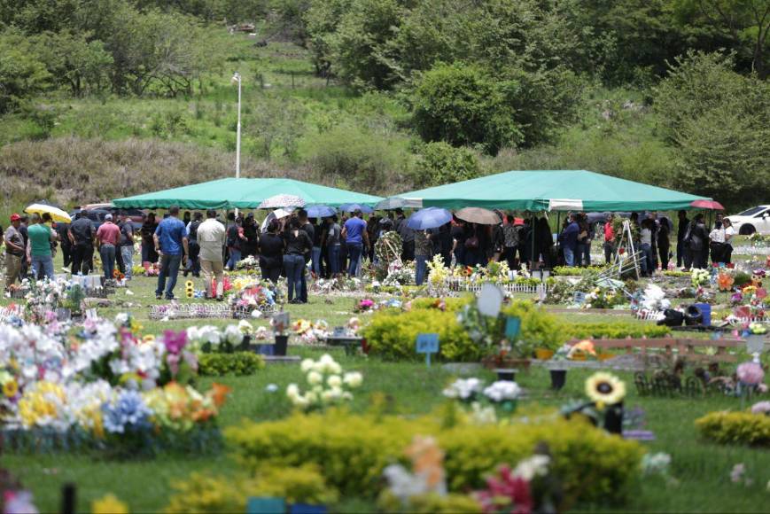 Sin poderlos ver, familiares de jóvenes asesinados tras mudanza realizan entierros