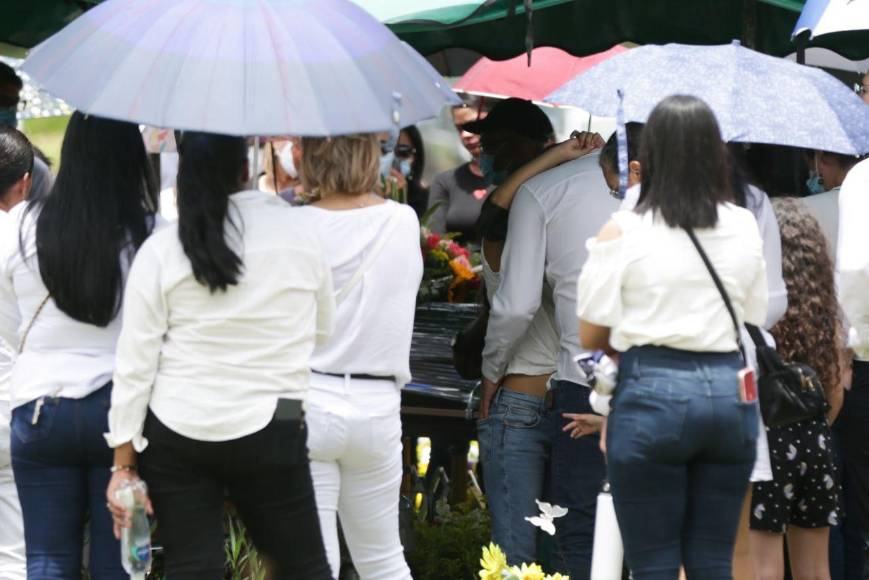 Sin poderlos ver, familiares de jóvenes asesinados tras mudanza realizan entierros