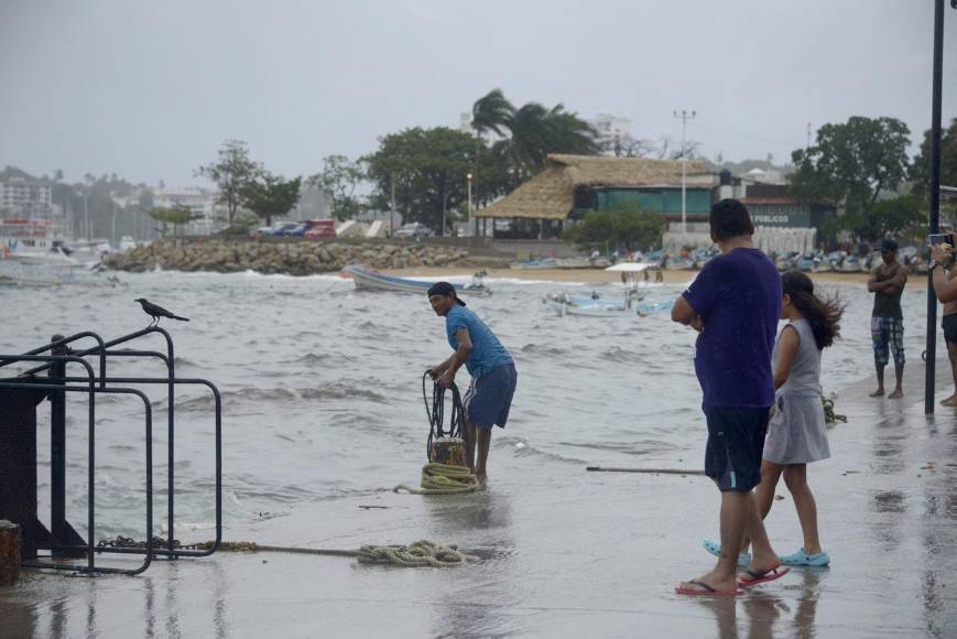 Noreste de México ya siente los embates del huracán Hilary: pobladores se resguardan