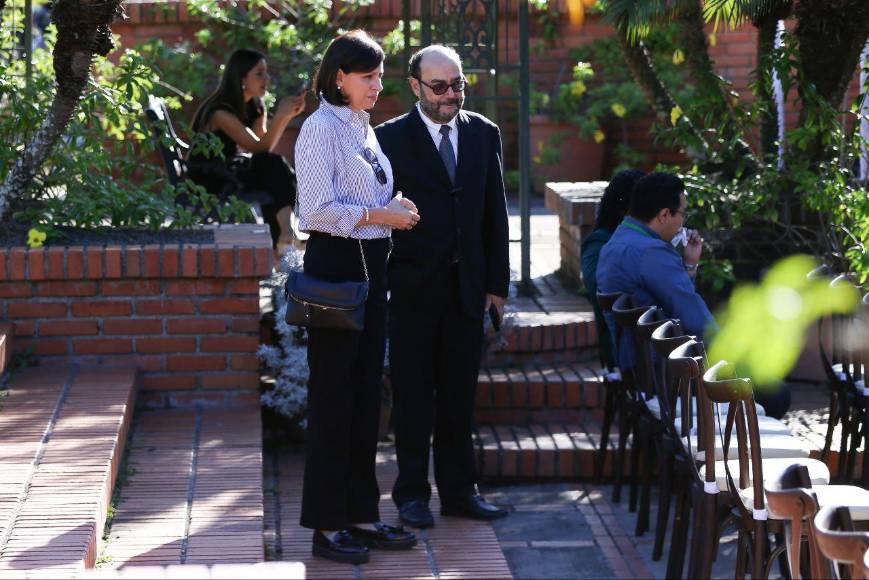 Reconocidos personajes de la política y empresarios asisten a velorio de Jorge Bueso Arias