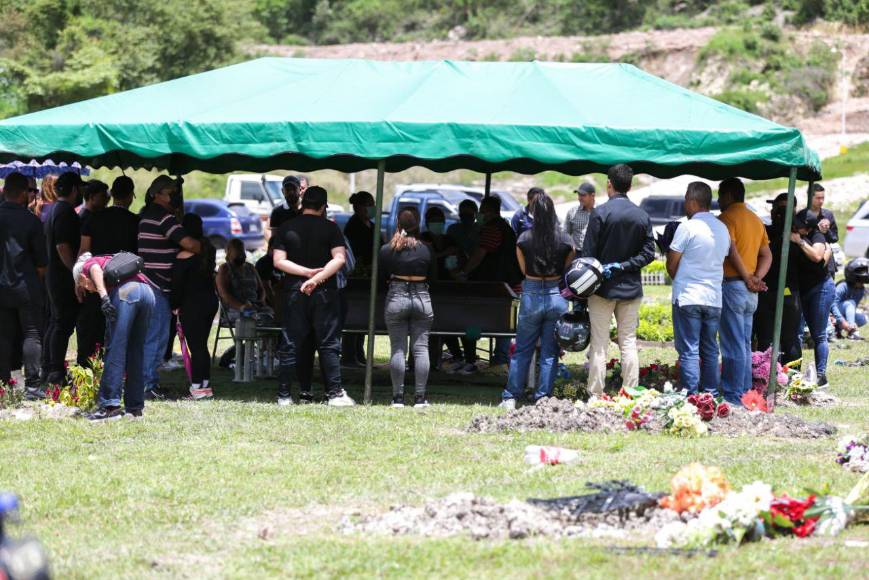 Sin poderlos ver, familiares de jóvenes asesinados tras mudanza realizan entierros