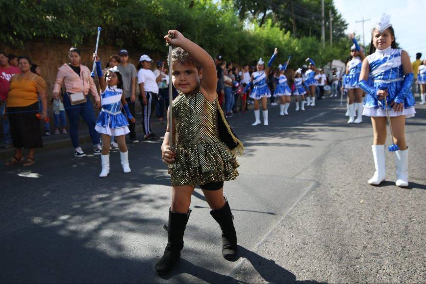 Música, colorido y fervor: escuelas ponen ambiente durante desfiles en las calles de Tegucigalpa