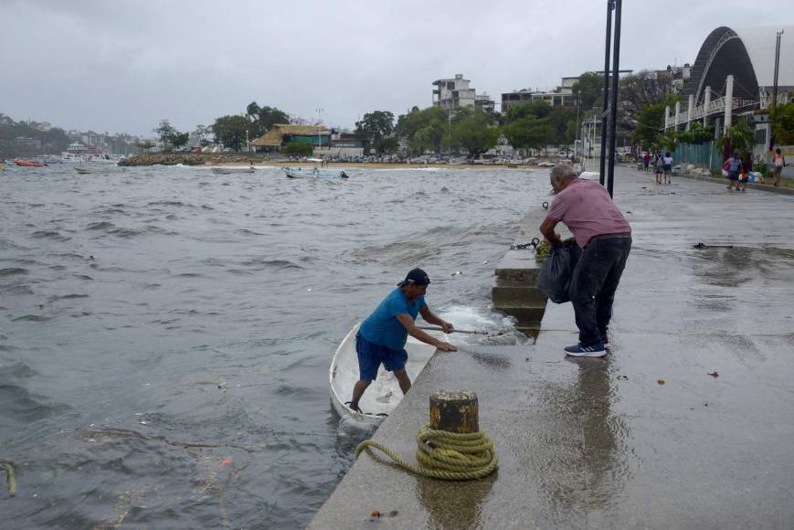 Noreste de México ya siente los embates del huracán Hilary: pobladores se resguardan