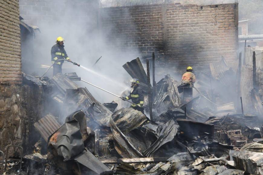 Tragedia: incendio dejó sin vivienda a 12 niños y a sus familias en la capital