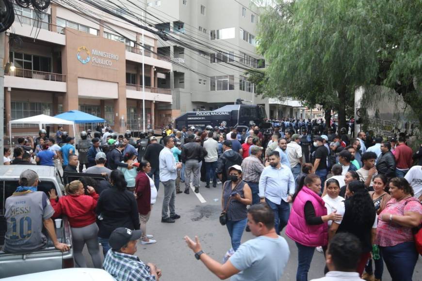 Fuertes enfrentamientos entre el BOC y colectivos de Libre frente el MP