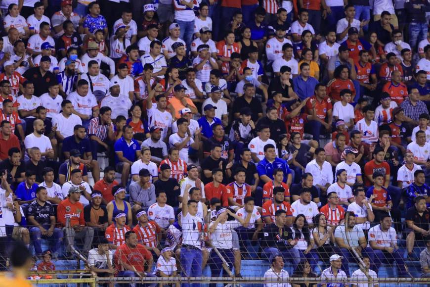 Bellas mujeres y un ambiente feroz: así la pasa la afición olimpista dentro del Olímpico