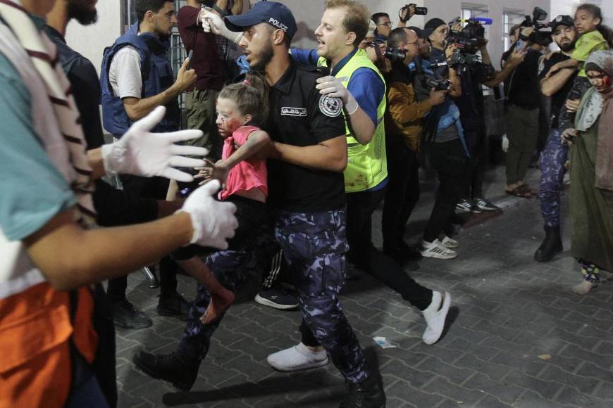 Cientos de muertos deja bombardeo a hospital de Gaza
