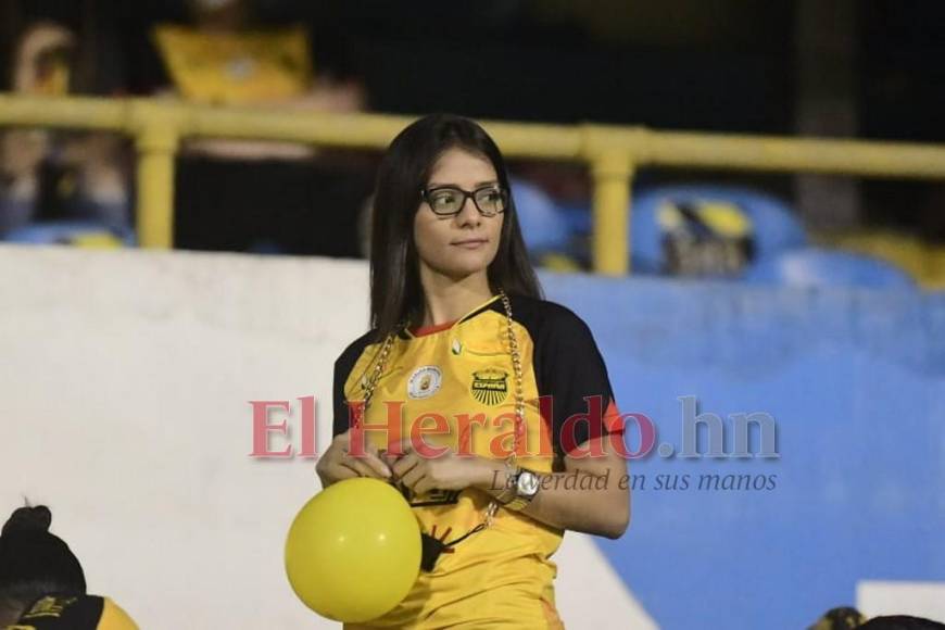 Incondicional apoyo de la barra aurinegra llena de euforia el Estadio Morazán