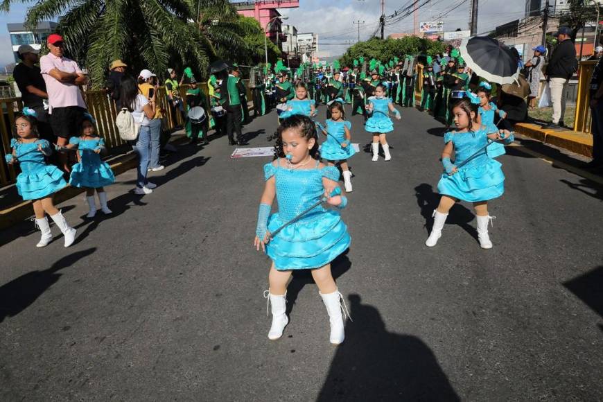 Tiernas y coloridas: las pequeñas palillonas que engalanan desfiles de prebásica en la capital