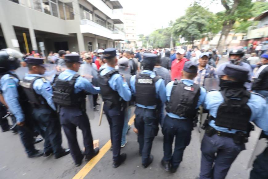 Fuertes enfrentamientos entre el BOC y colectivos de Libre frente el MP