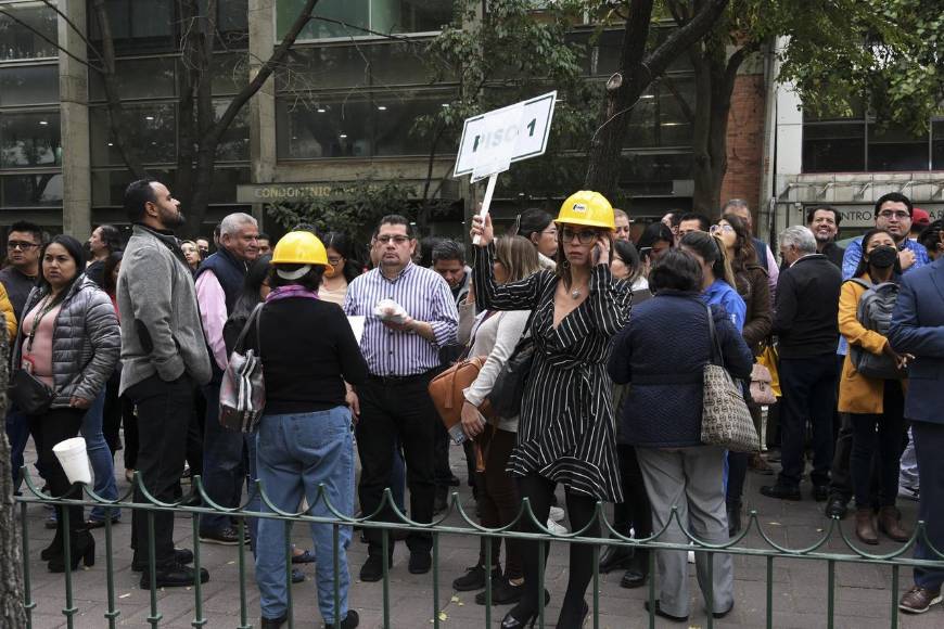 ¡Susto! Mexicanos salieron a las calles por sismo de 5.7 grados