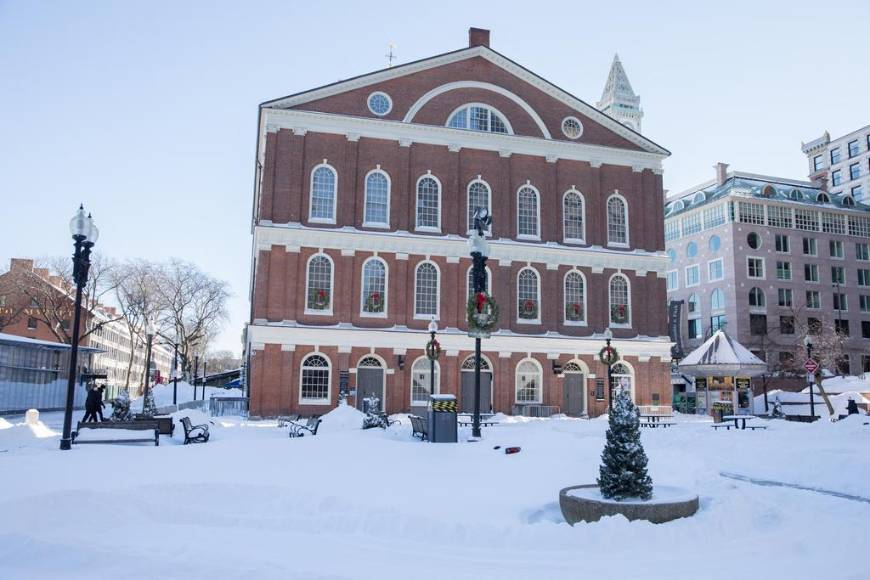 Suspensión de vuelos, caos en el transporte y fallas eléctricas: imágenes del ciclón bomba que azota este de EEUU