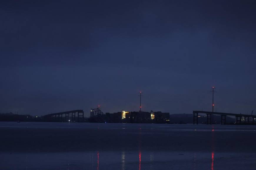 Cerrados permanecen accesos al puente que colapsó en Baltimore