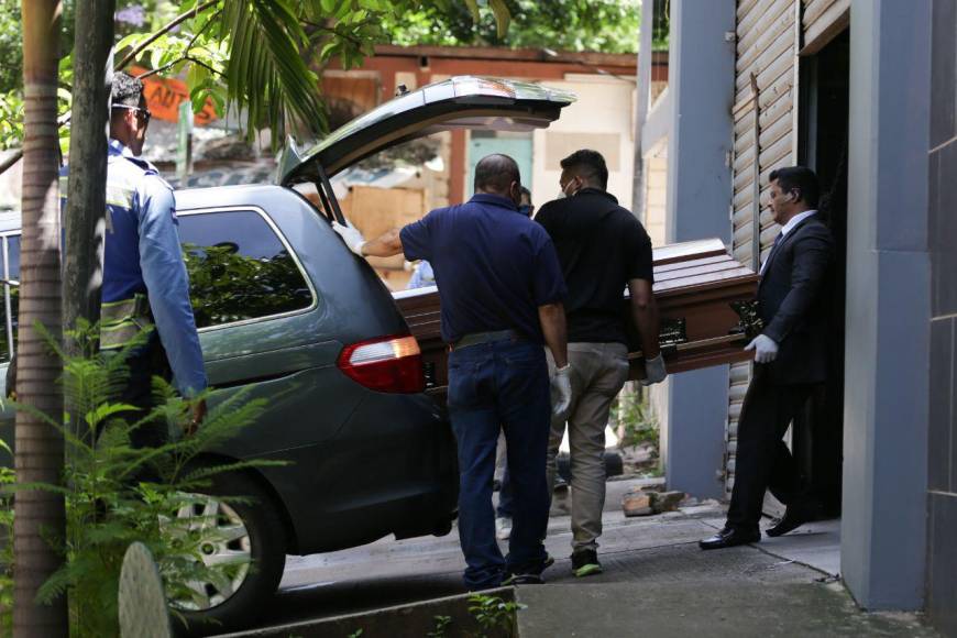 Ataúdes sellados, luto y consternación: así fue el retiro de los cadáveres de los jóvenes asesinados tras mudanza