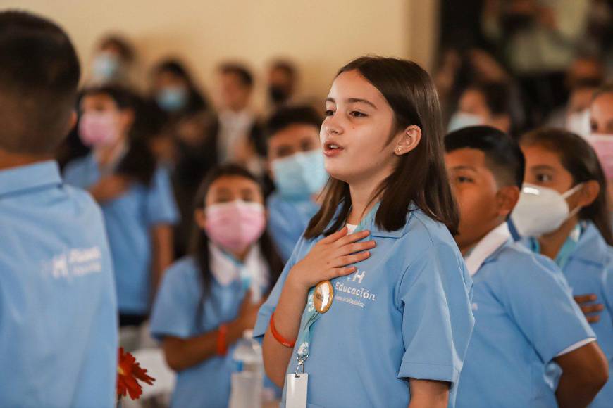 Así serán las gabachas azul turquesa que los estudiantes usarán en 2023 en Honduras