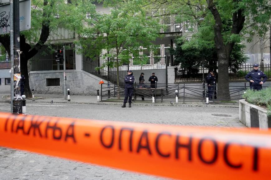 Desesperación y luto en Serbia tras tiroteo en escuela; hay 9 muertos