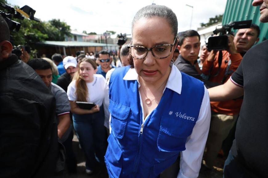 Con rostros tristes y desencajados, familia de JOH sale de conferencia tras sentencia