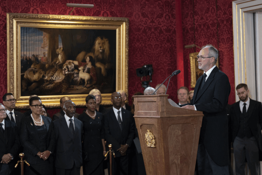 Rodeado de los más poderosos de Reino Unido, así fue la proclamación del Rey Carlos III