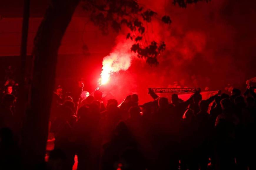 Atacan bus del Barcelona y ambiente hostil para Dembélé