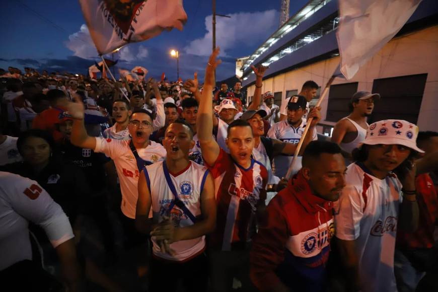 La Ultra Fiel llega con bombos al Nacional para la final de ida de la Concacaf League