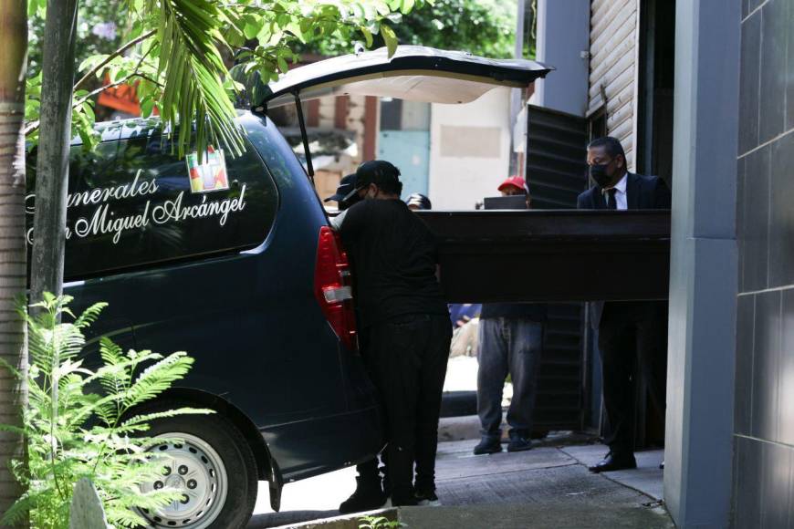 Ataúdes sellados, luto y consternación: así fue el retiro de los cadáveres de los jóvenes asesinados tras mudanza