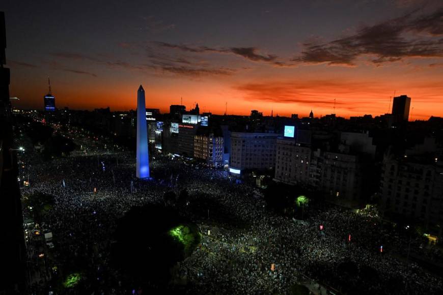 Impactantes imágenes de la celebración de los argentinos en Buenos Aires tras pase a la final del Mundial