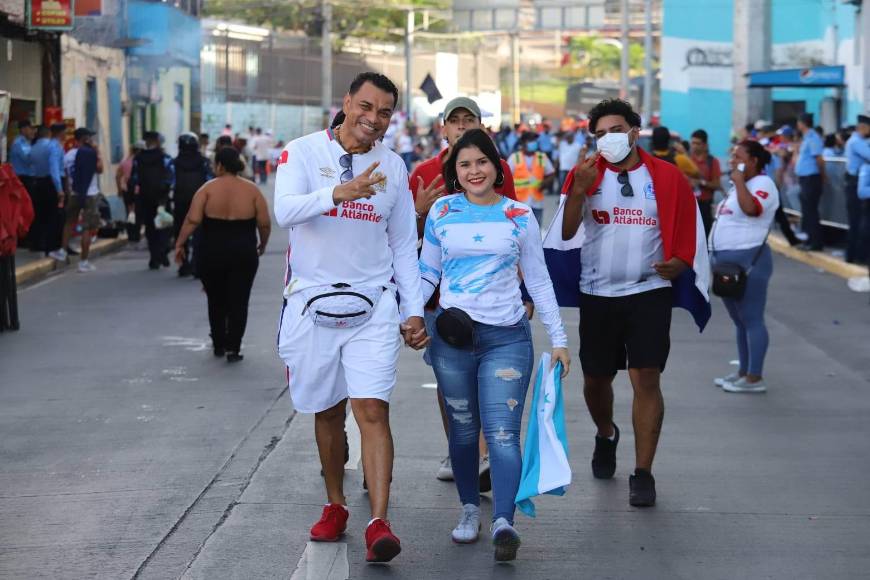 Aficionadas olimpistas engalanan la final de ida entre Olimpia y Alajuelense