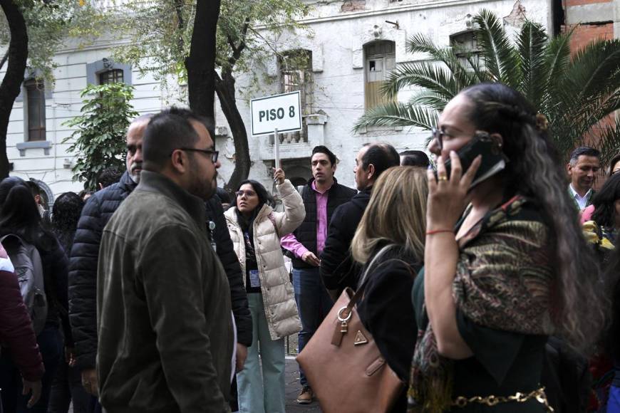 ¡Susto! Mexicanos salieron a las calles por sismo de 5.7 grados